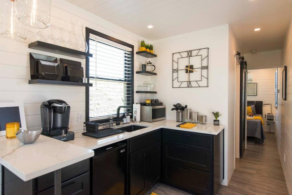 The Zephyr Modern Luxe Container Home 벨미어드 외부 사진